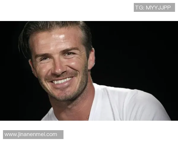 足球明星躺下抓头发瞬间引发热议网友纷纷调侃其搞怪造型